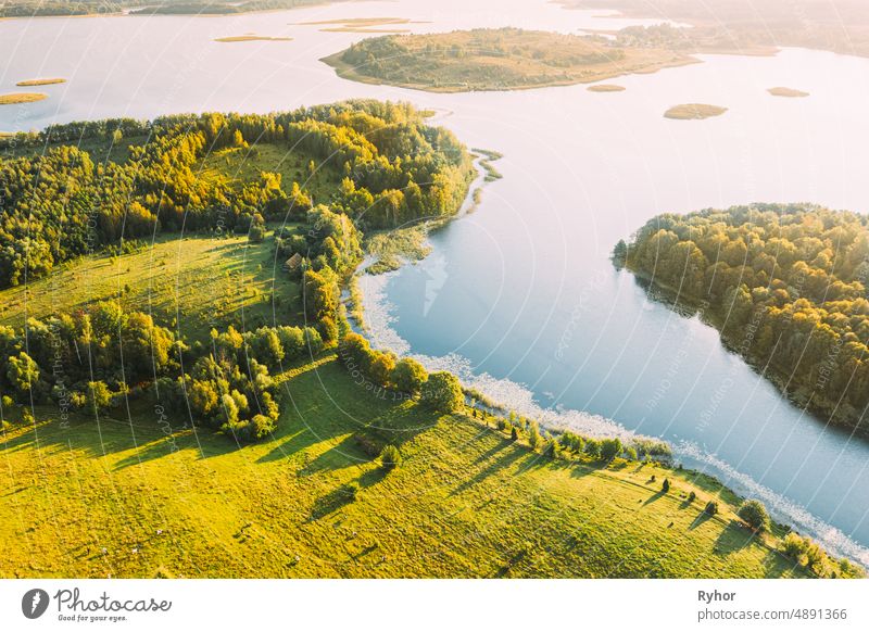 Braslaw oder Braslau, Vitebsk Voblast, Weißrussland. Aerial View Of Nedrava See, grüner Wald und Wiese Landschaft in sonnigen Herbstmorgen. Top View of Beautiful European Nature From High Attitude. Ansicht aus der Vogelperspektive. Panorama. Berühmte Seen. Natürliche Wahrzeichen