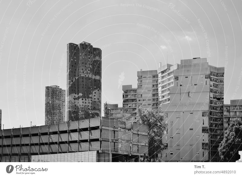 Blick auf ein Plattenbau in Paris bnw s/w Sommer Schwarzweißfoto Tag Außenaufnahme Menschenleer Frankreich Stadtzentrum Hauptstadt Architektur Bauwerk Gebäude