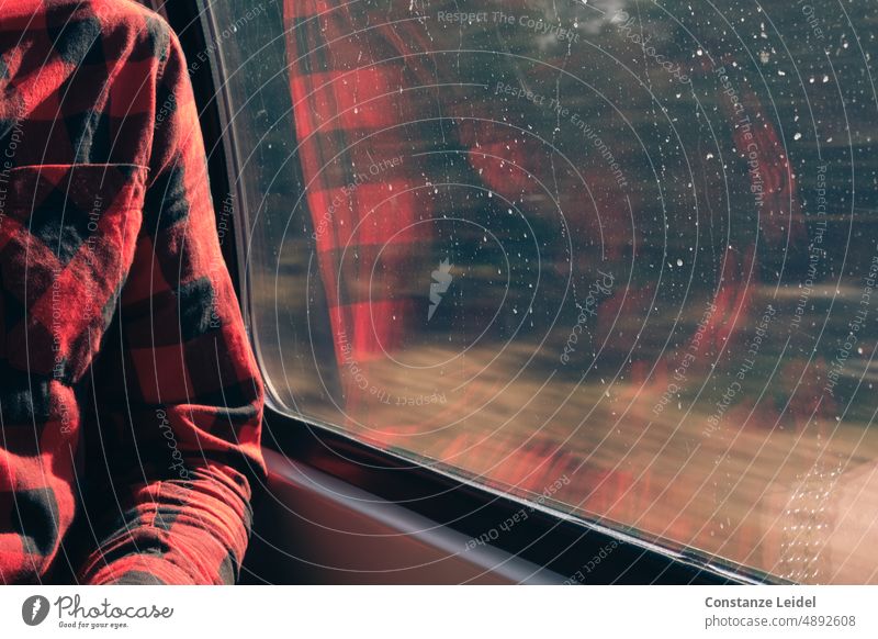 Spiegelung eines Mannes mit rotkariertem Hemd während der Fahrt im Fenster einer Bahn. Mensch Tag Innenaufnahme Reflexion & Spiegelung Eile Bewegungsunschärfe
