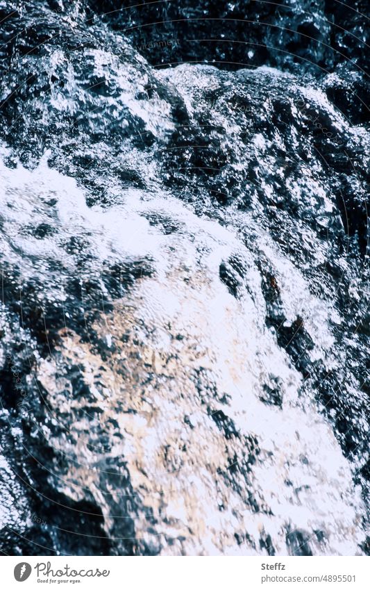 Wasserfall in Schottland Wasserrauschen Wasserschaum kühl fließen schottisch Rauschen fließend Urelemente natürlich kalt wild dunkelblau rauschend Naturgewalt