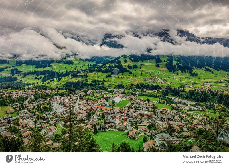 Blick auf Adelboden und die Schweizer Alpen im Sommer Natur Berge u. Gebirge Himmel grün Landschaft reisen Wolken Ansicht dieter kuhn alpin Panorama im Freien
