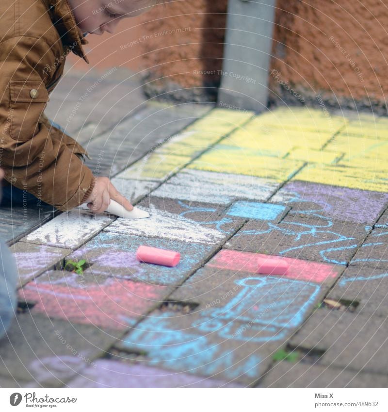 Malen Freizeit & Hobby Spielen Mensch Kind 1 3-8 Jahre Kindheit Wege & Pfade zeichnen sitzen dreckig mehrfarbig Freude Farbe Konzentration Kreide Straßenmaler