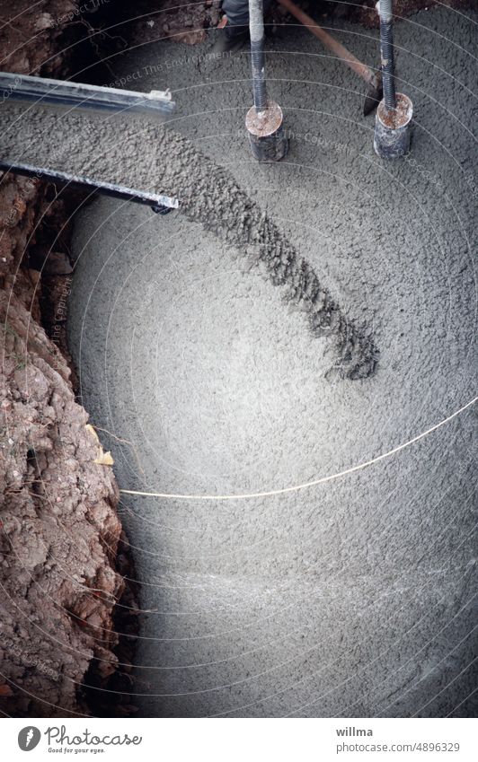 Betonfundament mit Betonrutsche und Tauchrüttler Zement Fundament Bau Baustelle Zementmörtel grau Auffüllen gießen Balkonfundament zähflüssig Stampfer