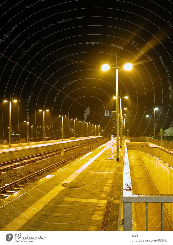 Warm-Kalter Bahnsteig kalt Physik Licht gelb Nacht Straßenbeleuchtung CeBIT Hannover Gleise ruhig Wärme warten