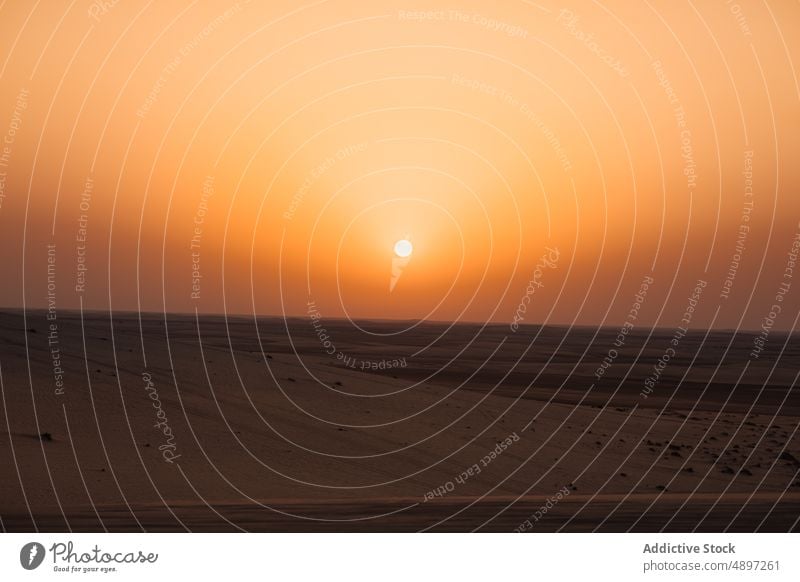Sonnenuntergangshimmel über trockener Wüste wüst Himmel Abend hell atemberaubend orange Sand doha Katar Naher Osten Dämmerung Abenddämmerung Natur malerisch
