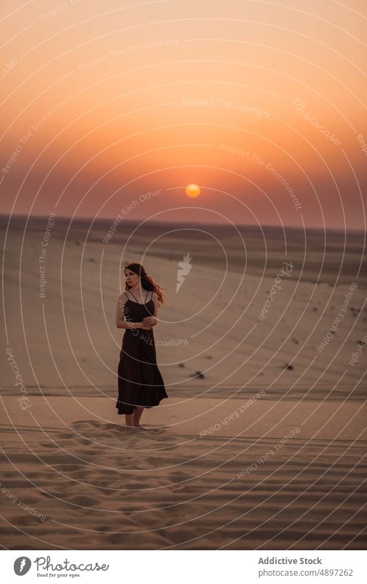 Weibliche Touristin beim Wandern in der Wüste Frau Spaziergang Sand wüst Morgen erkunden Himmel Wochenende doha Katar reisen Sommer schlendern Urlaub