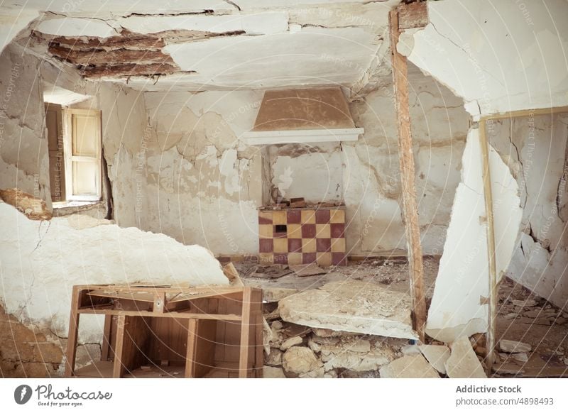 Das Innere eines verlassenen, zerstörten Hauses gebrochen Raum Verlassen Innenbereich Möbel sonnenbeschienen tagsüber Wand rau Tageslicht wohnbedingt Struktur
