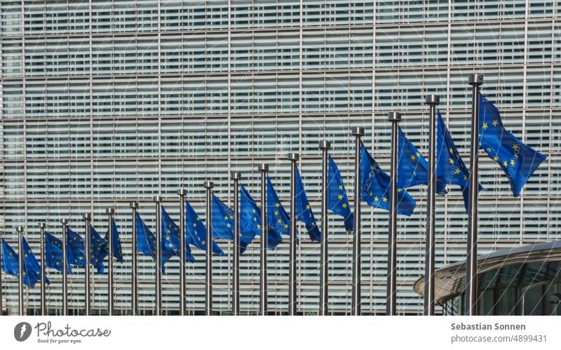 Reihe von EU-Flaggen vor dem Gebäude der Kommission der Europäischen Union in Brüssel, Belgien Symbol Politik Rat international Gesetzgebung politisch blau