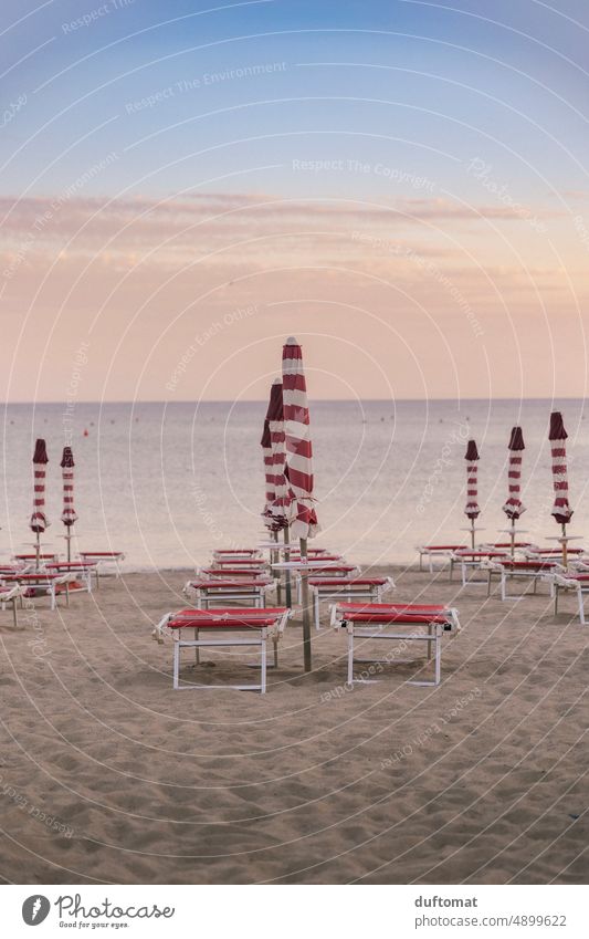 italienischer Strand bei Sonnenuntergang Urlaub Italien Meer Ferien & Urlaub & Reisen Sand Symmetrie Erholung Wasser Sommer Himmel Tourismus Natur Sommerurlaub