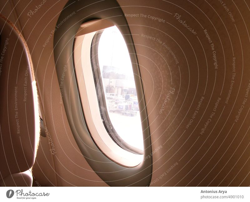 Typische Flugzeugfenster von Passagiersitz Ansicht und dunklen Hintergrund für Tapete träumen Atmosphäre Konzept Ebene Fenster Air Sonnenuntergang oben Antenne