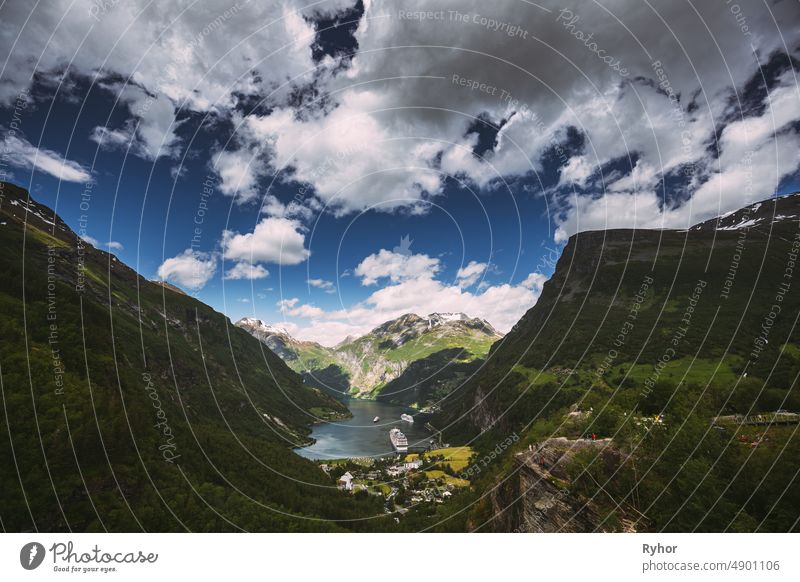 Geirangerfjord, Norwegen. Luftaufnahme von Geiranger im Geirangerfjord am Sommertag. Berühmtes norwegisches Wahrzeichen und beliebtes Reiseziel Fährschiff schön