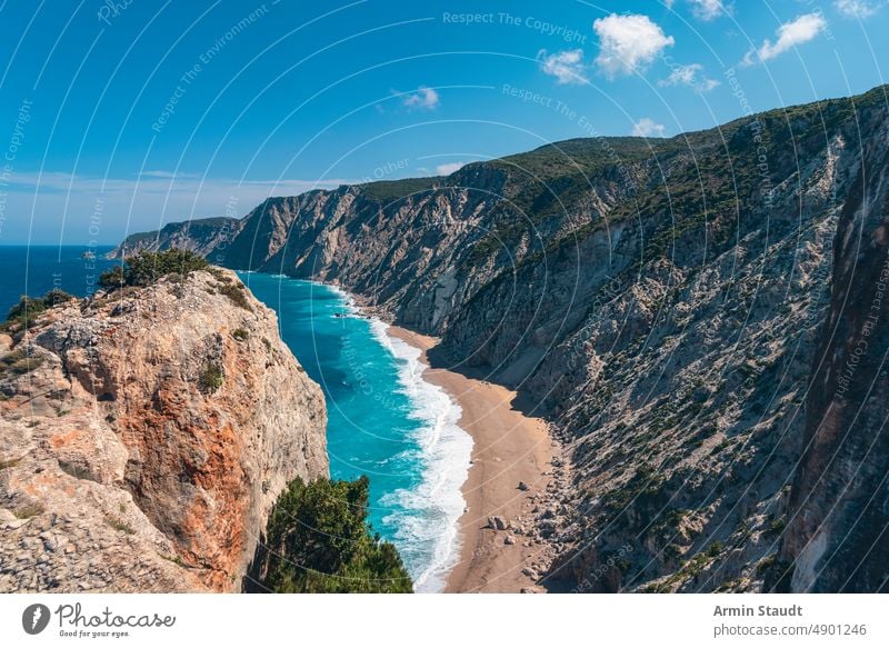 Ammos Strand auf Kefalonia Griechenland Insel mediterran Sommer Antenne Ansicht einsam Meer MEER blau türkis Steine Sand Berge u. Gebirge Natur Reise Ausflug