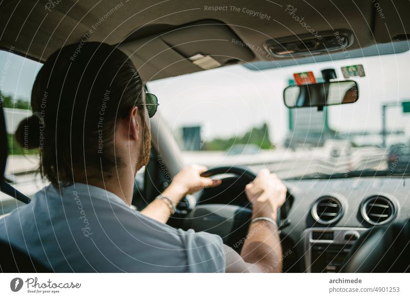 Frau mit Maske fährt Auto, Gesicht im Rückspiegel, reist in der 19. - ein  lizenzfreies Stock Foto von Photocase