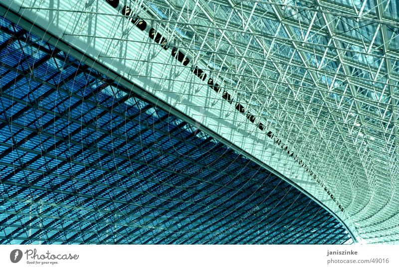 Zwischenlandung Paris-Airport Dach groß Fluchtpunkt Traverse streben Fenster Licht Foyer Schalter Frankreich Flugzeug Absturz Bruchlandung gefährlich Franzosen