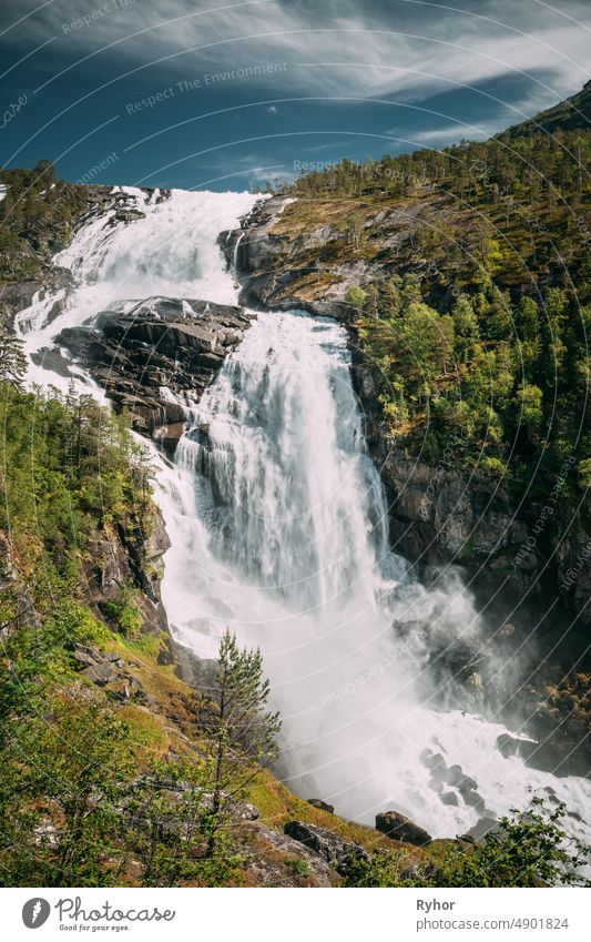 Kinsarvik, Hordaland, Norwegen. Wasserfall Nyastolfossen im Hardangervidda Gebirgsplateau. Nyastolsfossen im Frühling an einem sonnigen Tag. Höhe von 115 m. Norwegisches Wahrzeichen und beliebtes Reiseziel.