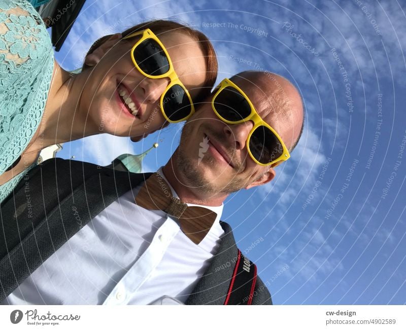 Junges Paar in Österreich Sonnenbrille chic Lächeln Sommer