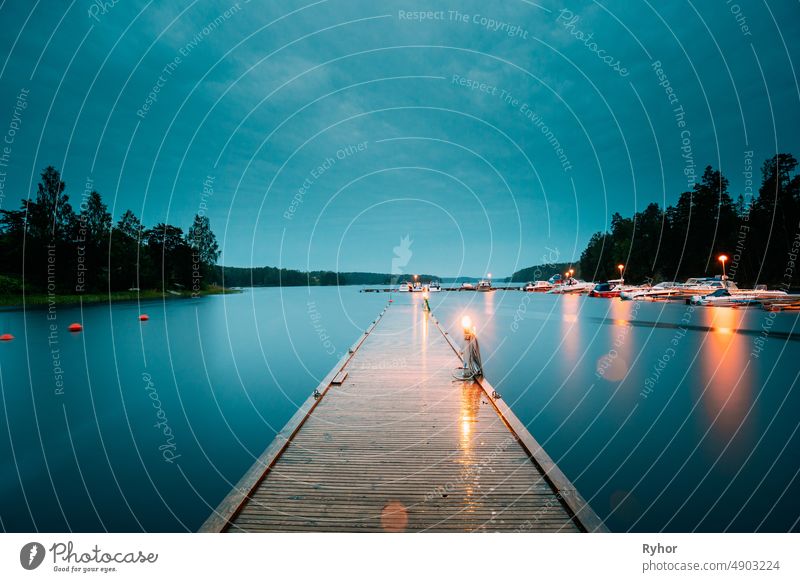 Schweden. Schöne hölzerne Pier in der Nähe von See im Sommer Abend Nacht. See oder Fluss Landschaft Schwedisch schön Schönheit in der Natur Boot Windstille