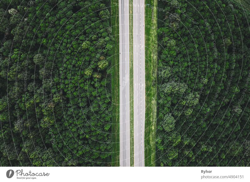 Aerial View of Highway Road Through Green Forest Landscape In Summer. Top View Flat View of Highway Autobahn Autobahn von High Attitude. Reise und Reisen Konzept