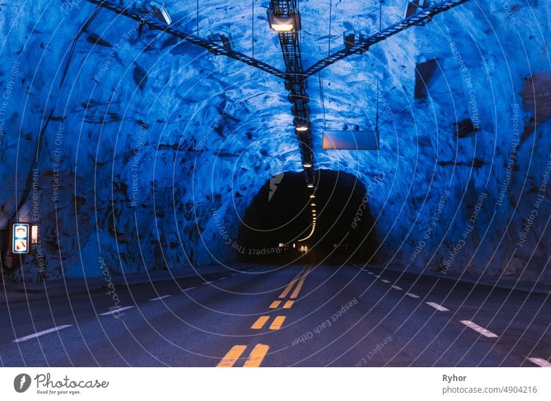 Laerdal-Tunnel, Norwegen. Straße auf beleuchtetem Tunnel in norwegischen Bergen. Berühmter längster Straßentunnel der Welt. Beliebter Ort Architektur aurland