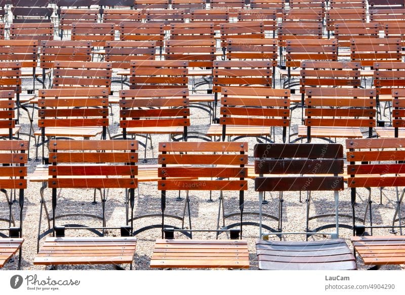 Einer tanzt immer aus der Reihe Stühle Stuhlreihen in Reih und Glied hervorstechen herausstechen Ordnung viele viele Stühle Strukturen & Formen menschenleer