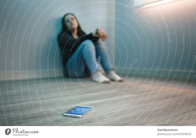 Unbekannte Frau mit Handysucht schaut auf ihr Handy unkenntlich verzweifelt Sucht Telefon psychische Gesundheit Nomophobie digitale Entgiftung Mobile