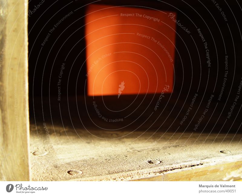 Einblick rot Licht Rechteck Quadrat Eisen Blech Gußeisen Rost dunkel Schacht Öffnung Staub Rust Industriefotografie Schatten Rahmen Kasten Holzleiste schauben