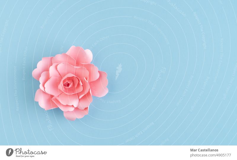 Rosa Papierblume auf blauem Hintergrund. Kopie des Raumes. Blume Origami rosa Blauer Hintergrund Textfreiraum Draufsicht Grafik-Ressourcen Handwerke