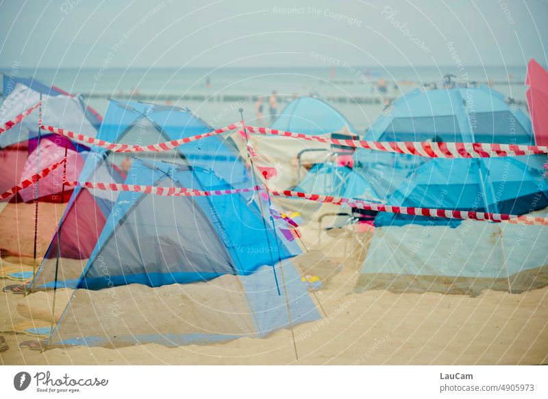 Strandsperrung - wegen Überfüllung geschlossen Sperrung Verbot Meer Küste voll überfüllt Tourismus Sommer Touristen Zelt Zelte Windschutz Absperrung Absperrband