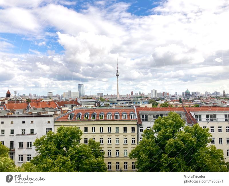 Blick über die Dächer Berlins, Fernsehturm zentral im Hintergrund, lebendiger Himmel Berlin-Mitte Berliner Fernsehturm Vogelperspektive Wolken Wolkenhimmel