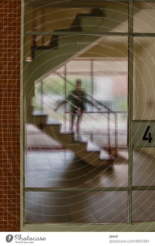 [hansa BER 2022] Mensch im Treppenhaus Nummer vier Haus Flur Schatten 4 Zahl Treppengeländer Architektur Mosaik Hansaviertel Stufen Glas Fliesen rot Raum