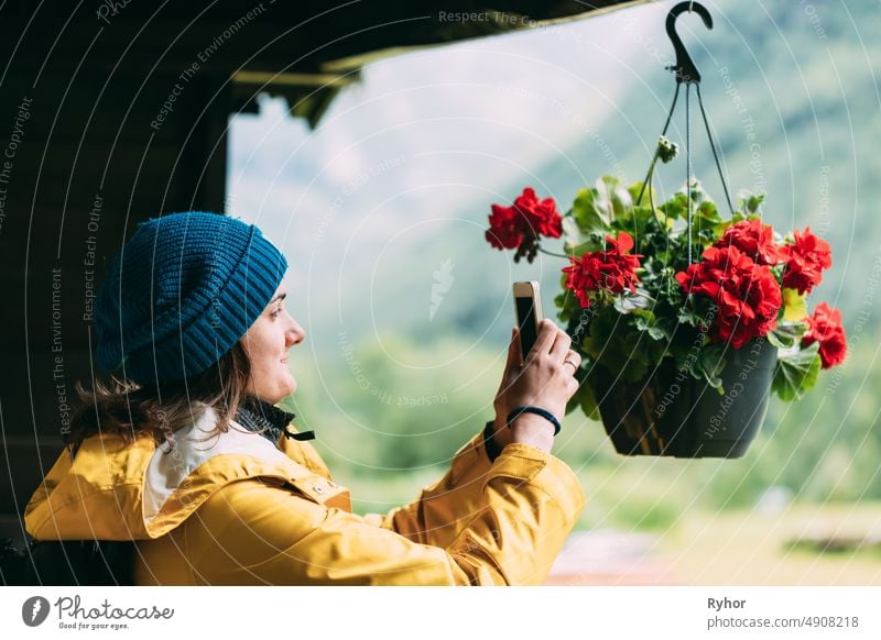 Junge Frau Tourist Lady fotografiert einen hängenden Blumentopf auf Telefon schön Schönheit Kaukasier Landschaft dekorieren Dekoration & Verzierung dekorativ