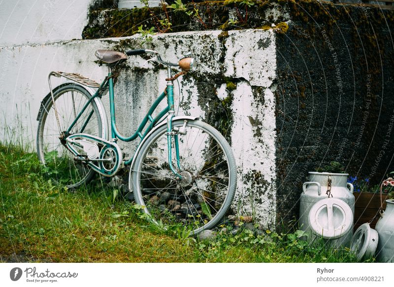 Alte Rarität Fahrrad geparkt neben alten Mauer im Dorf gealtert schön Großstadt Frau niemand veraltet im Freien retro Sommer verwendet altehrwürdig