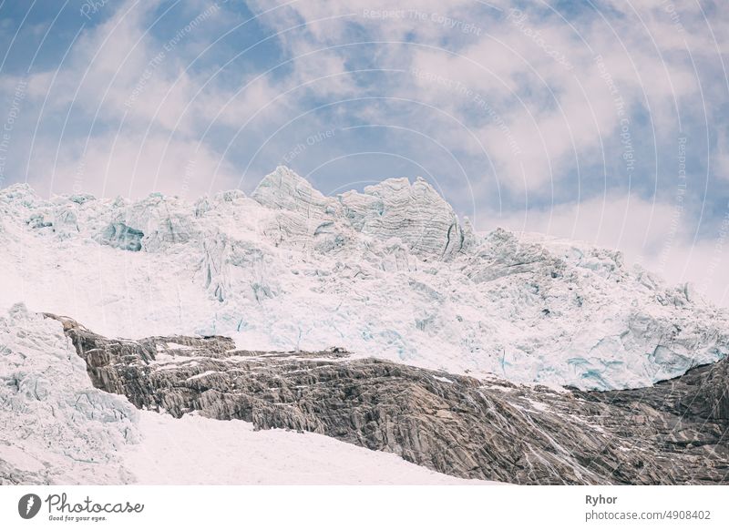 Jostedalsbreen National Park, Norwegen. Close Up View Of Melting Ice And Snow On Boyabreen Glacier In Summer Sunny Day. Berühmtes norwegisches Wahrzeichen und beliebtes Reiseziel. Nahaufnahme