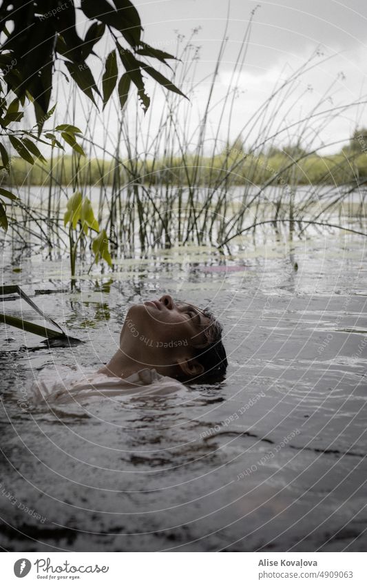 Schwimmen feuchte weiße Bluse Porträt fliegend Flottieren Porträt auf dem Wasser Fluss Flussufer nass nasse Kleidung Farbfoto