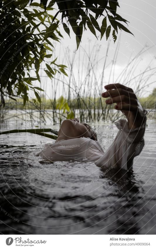 nasse weiße Bluse II Mann Wasser Hände nasses Haar nasse Kleidung Porträt Fluss Flussufer Reflexion & Spiegelung Wasseroberfläche Porträt auf dem Wasser