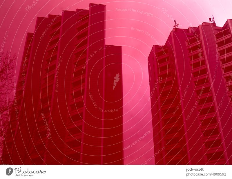 Plattenbau und Himmel ganz in Rot rot Monochrom Marzahn Berlin DDR trist anders Reflexion & Spiegelung einfarbig Fassade Architektur Silhouette Hintergrundbild