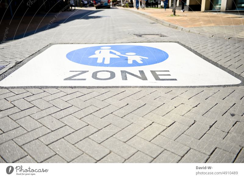 Markierung - Fußgängerzone mit großer Straßenmarkierung mutter und kind Schild Schilder & Markierungen Wege & Pfade
