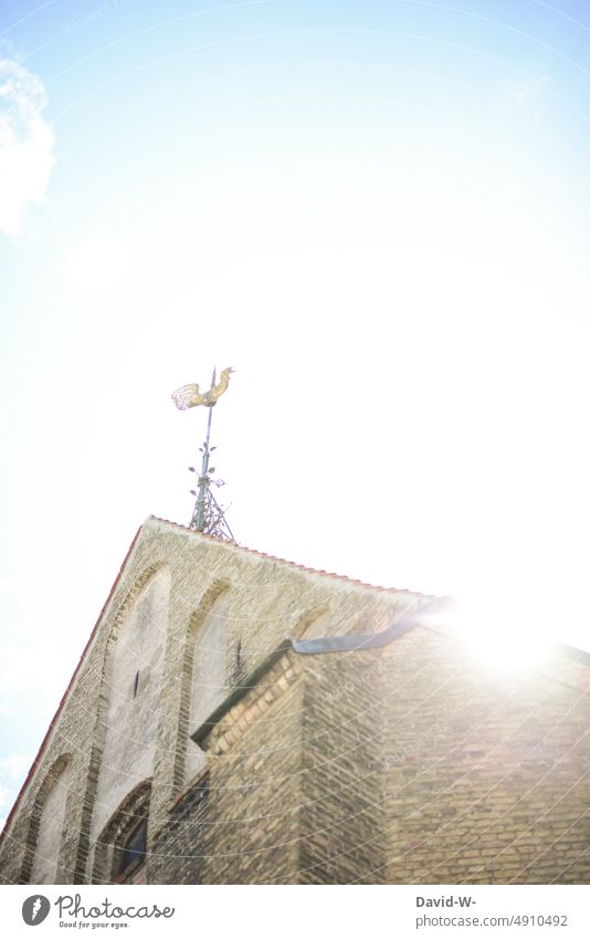 Kirche wird von der Sonnen angestrahlt Sonnenstrahlen Sonnenlicht Religion & Glaube Lichterscheinung Kirchturmspitze Himmel Hahn
