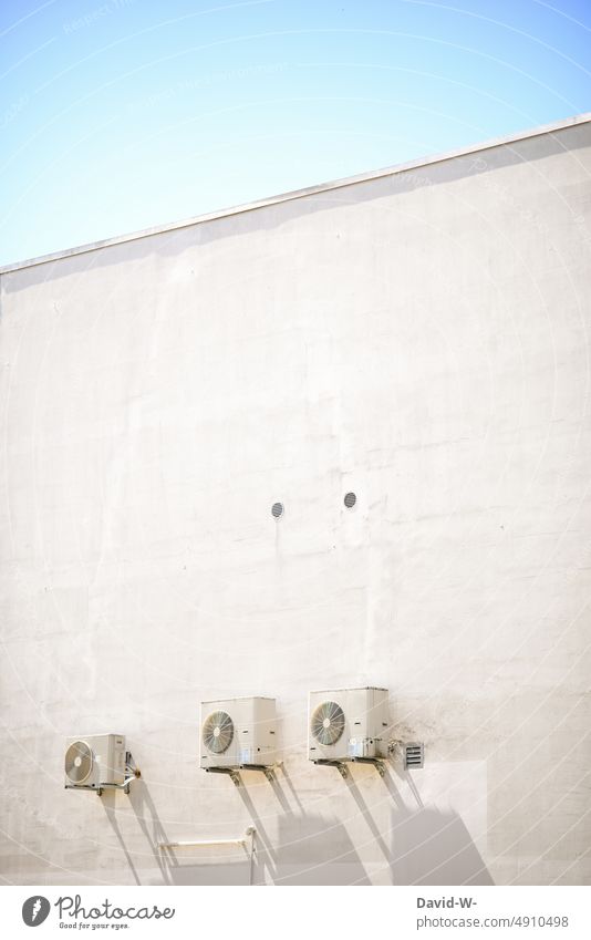 Lüfter - Außenlüftung an einem Gebäude mit viel Textfreiraum Lüftung Stromverbrauch Klimaanlage Fassade Belüftung Wand Ventilator Energie Klimatechnik
