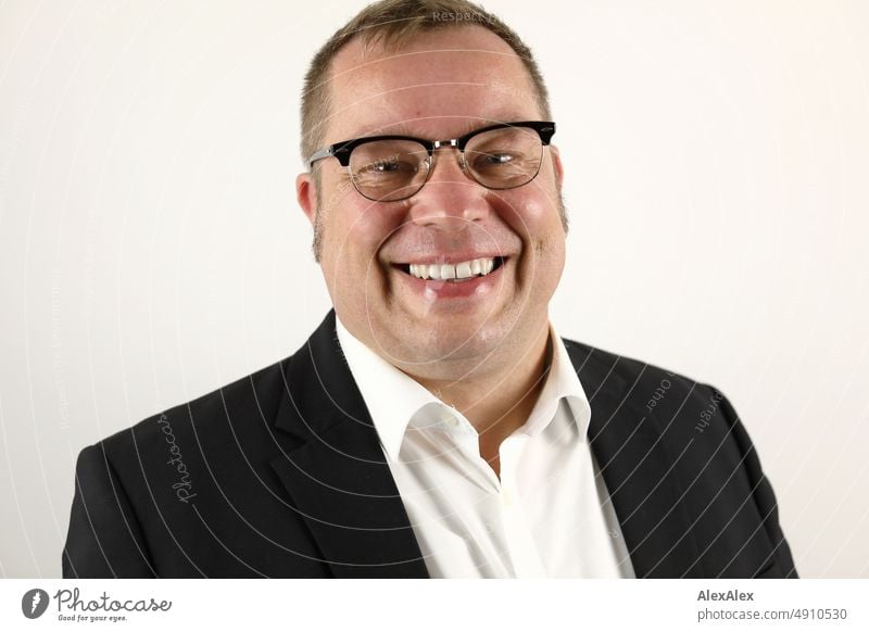 Portrait eines Mannes im Anzug mit Brille, der in die Kamera lächelt. Beruf Lifestyle Wirtschaft Büro Arbeit & Erwerbstätigkeit gut schön Oberkörper 35-50 Jahre