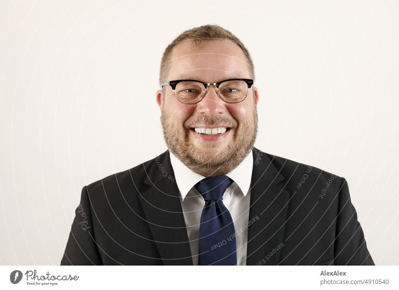 Portrait eines Mannes im Anzug mit Brille, der in die Kamera lächelt. Beruf Lifestyle Wirtschaft Büro Arbeit & Erwerbstätigkeit gut schön Oberkörper 35-50 Jahre