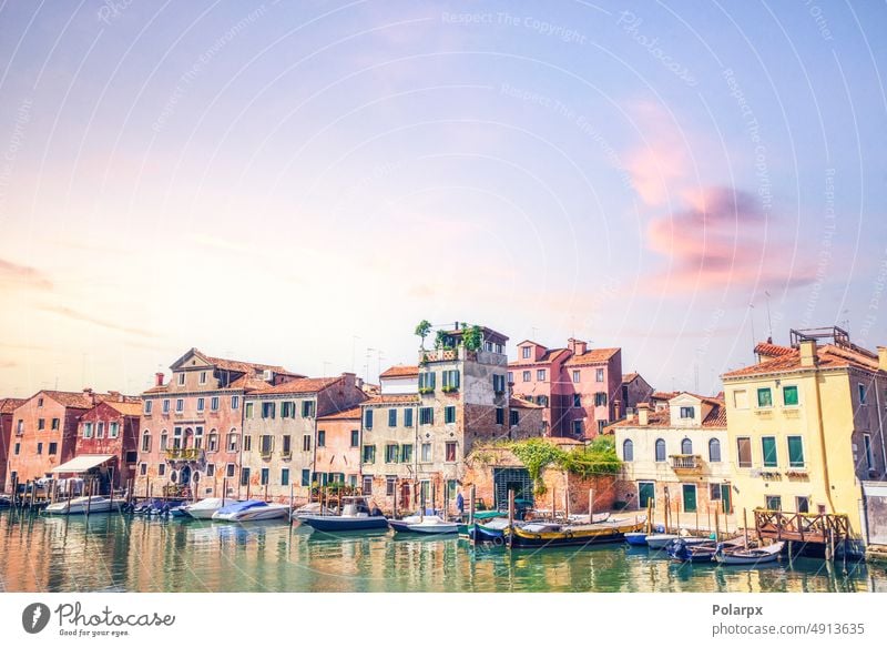 Boote vor alten Anwohnern in Venedig Italien hafen Fenster Baustein historisch antik romantisch wohnbedingt Sightseeing Dorf Außenseite niemand Sonnenuntergang