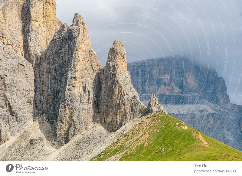 Sellagruppe in den Dolomiten/Südtirol - Trentino Alpen Sellajoch Berge u. Gebirge Gipfel Sommer wandern Wiese Weltkulturerbe Wolken Klettern Bergsteigen