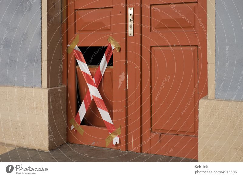 Einbruch Tür beschädigt Absperrband Betreten verboten gesichert lächerlich Vandalismus Zerstörung kaputt Schaden Absperrung Detail Menschenleer Verbote