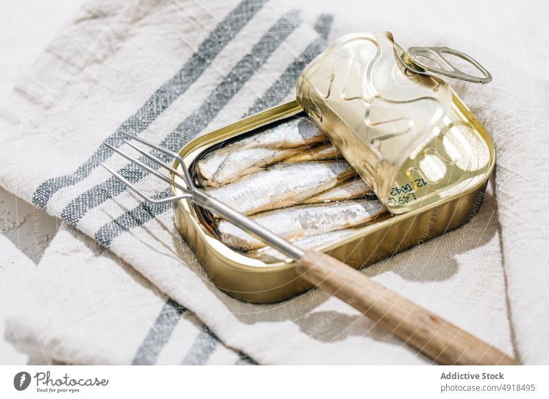Nahaufnahme einer Sardinendose Metall Büchse Dose konservieren Lebensmittel Meeresfrüchte Fisch offen metallisch konserviert Ernährung Hintergrund vereinzelt