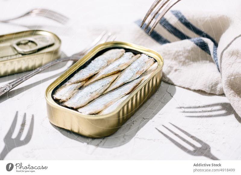 Nahaufnahme einer Sardinendose Metall Büchse Dose konservieren Lebensmittel Meeresfrüchte Fisch offen metallisch konserviert Ernährung Hintergrund vereinzelt