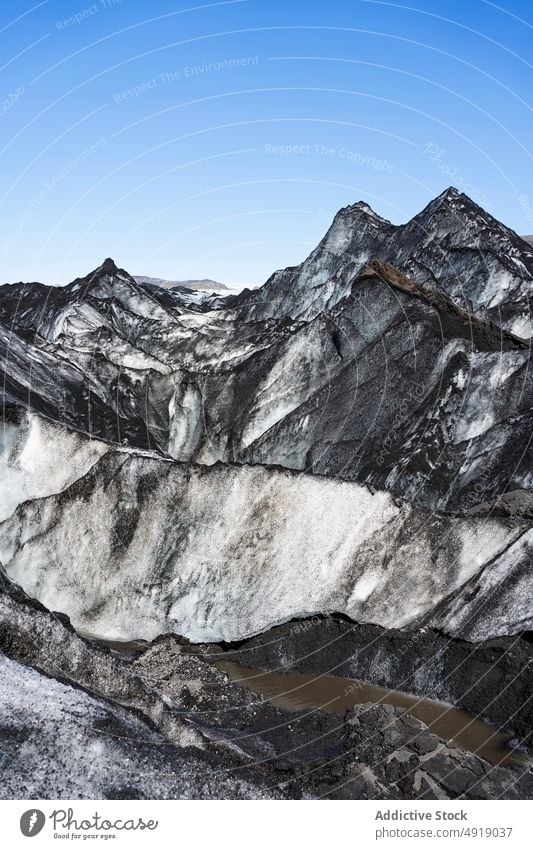 Massiver, mit Asche bedeckter Gletscher in vulkanischem Bergland Landschaft malerisch Berge u. Gebirge Natur Winter Formation Eis Geologie Island rau