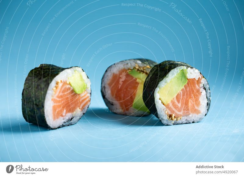 Futomaki Norwegische Sushi-Rolle mit Lachs Japanisch futomaki Asiatische Küche Norweger Avocado Meeresfrüchte Fisch rollen traditionell Bestandteil Licht