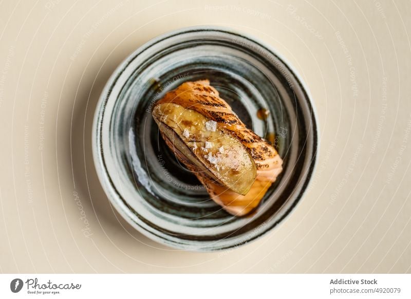 Norwegische Nigiri mit Räucherlachs und Gänseleber Sushi Norweger flambieren Japanisch Lachs Asiatische Küche Meeresfrüchte geräuchert Fisch Scheibe Teller
