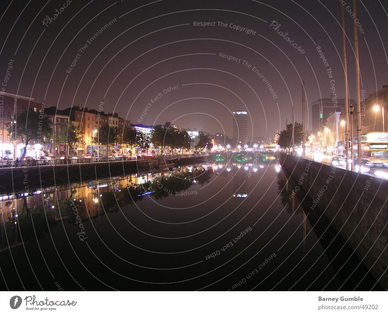 Dublin bei Nacht Reflexion & Spiegelung Liffey Licht Fluss river night Republik Irland light
